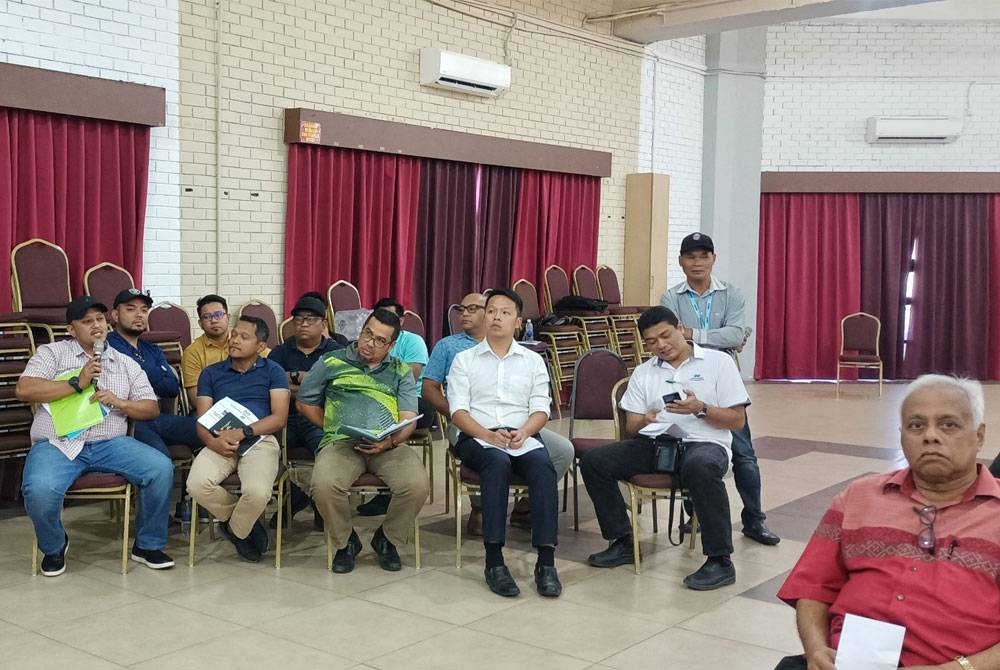 Sebahagian penduduk yang hadir pada sesi dialog banjir kawasan DUN Semambu di Kompleks Dagangan Mahkota, Indera Mahkota pada Sabtu.