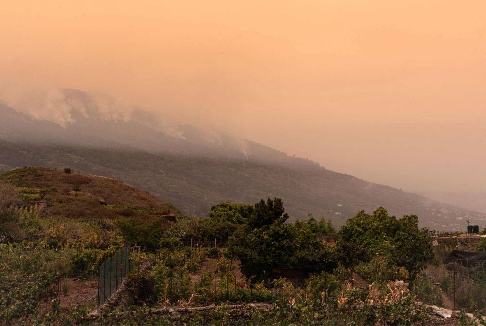 Gambar diambil dari perbandaran La Victoria de Acentejo, di lembah Guimar di Pulau Canary Tenerife, menunjukkan asap berkepul-kepul dari salah satu bahagian depan kebakaran hutan di puncak utara pulau itu. - Foto AFP
