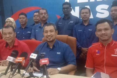 Sahruddin (tengah) ketika sidang akhbar PN Johor di Pusat Gerakan PN negeri di Taman Scientex Utama Senai pada Sabtu.