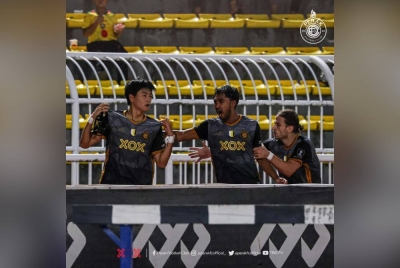 Seo Seonung (kiri) menjaringkan gol penting Perak FC pada minit ke-86 di Stadium Darul Aman pada malam Jumaat. - Foto PERAK FC