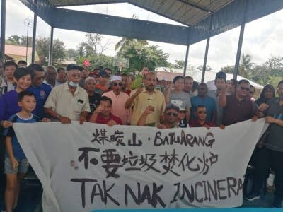 Mohd Rafiq (tengah, baju kuning) bersama wakil penduduk membantah projek membangunkan insinerator di Lot 3847 di sini.