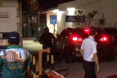 Kenderaan membawa Hussein tiba di Jabatan Forensik, Hospital Tengku Ampuan Rahimah (HTAR), Klang di sini kira-kira jam 8.30 malam tadi.