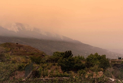 Gambar diambil dari perbandaran La Victoria de Acentejo, di lembah Guimar di Pulau Canary Tenerife, menunjukkan asap berkepul-kepul dari salah satu bahagian depan kebakaran hutan di puncak utara pulau itu. - Foto AFP