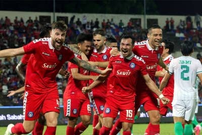 Rizal (tiga, kanan) meraikan jaringan bersama rakan sepasukan ketika Sabah menentang Kuching City pada aksi kedua Pusingan 16 Piala Malaysia di Stadium Likas pada Sabtu.