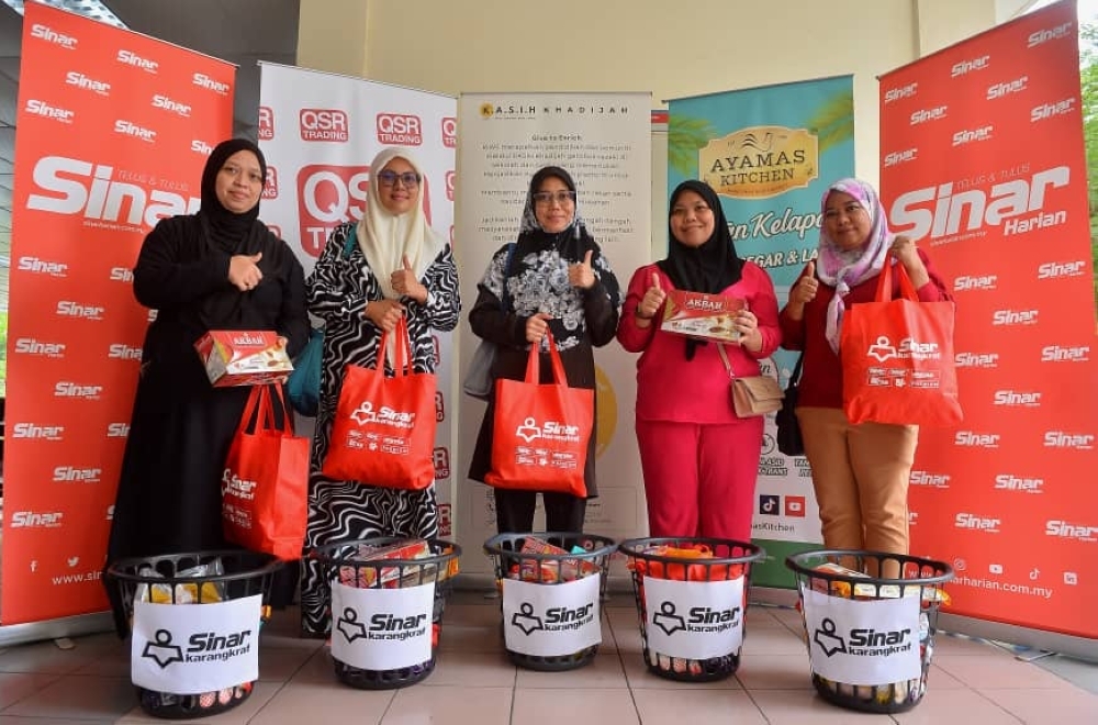 Nurul Azwa (kanan) bersama penerima bakul rezeki yang lain.