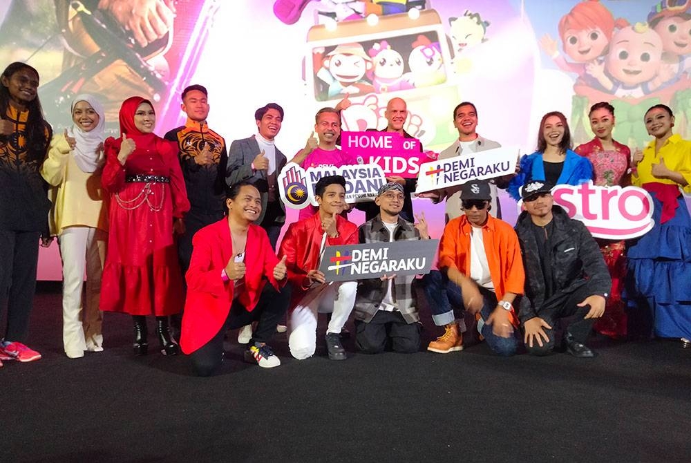 Fahmi (belakang, tengah) dan Euan Smith (lima dari kanan) bersama barisan selebriti selepas Majlis Pelancaran Kempen #DemiNegaraku dan Home of Kids di Putrajaya pada Sabtu.