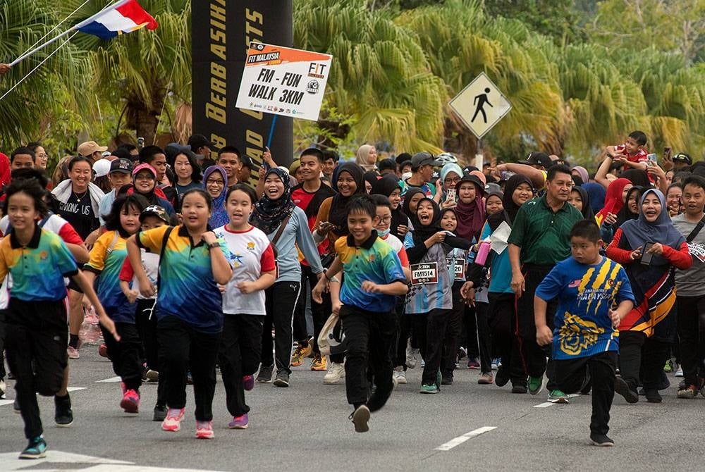 Aksi dan gelagat para peserta bersama keluarga dan anak-anak ketika menyertai acara Fun Walk 3KM pada program jelajah Fit Malaysia di Kompleks Sukan Laut Antarabangsa (KSLA) Labuan hari ini. 