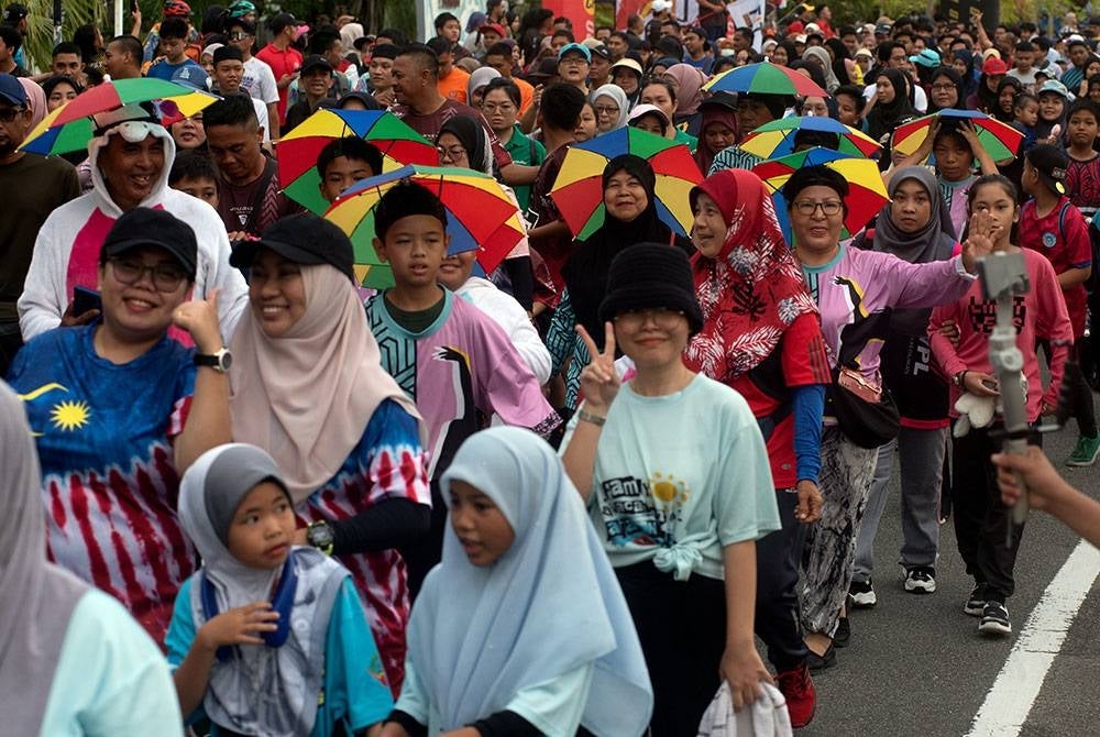 Aksi dan gelagat para peserta bersama keluarga dan anak-anak ketika menyertai acara Fun Walk 3KM pada program jelajah Fit Malaysia di Kompleks Sukan Laut Antarabangsa (KSLA) Labuan hari ini. 