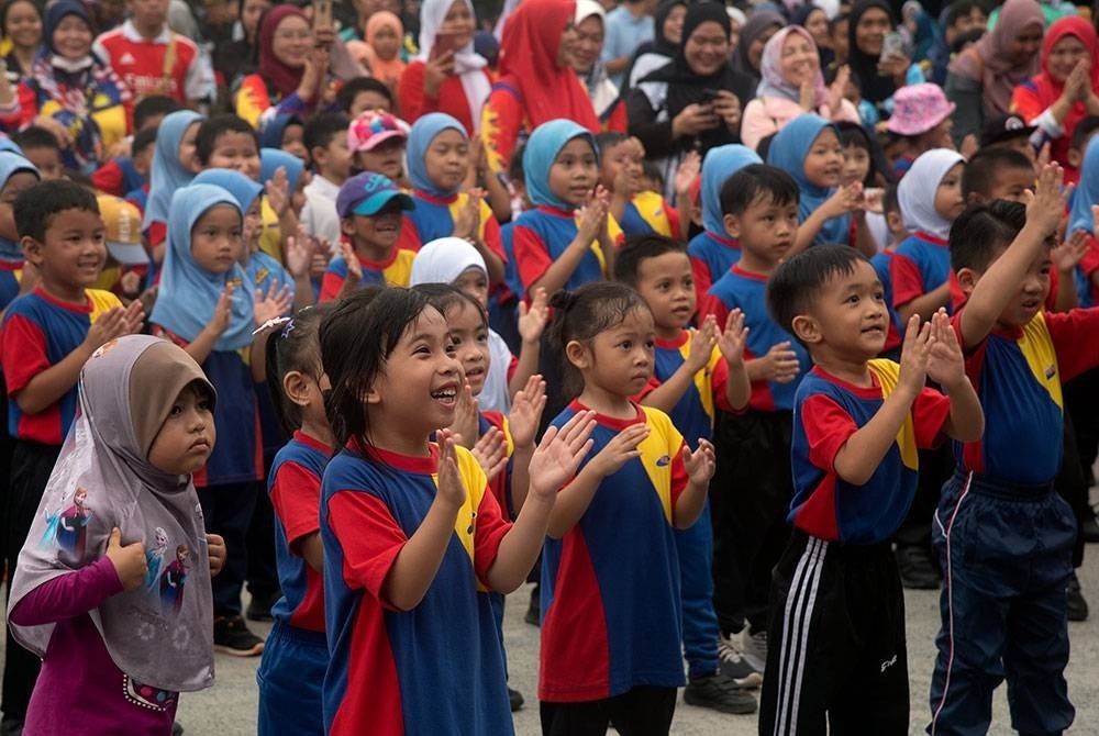 Aksi ceria kanak-kanak Malaysia Madani ketika menyertai acara Kids Fun Aerobic pada program jelajah Fit Malaysia di Kompleks Sukan Laut Antarabangsa (KSLA) Labuan hari ini. 