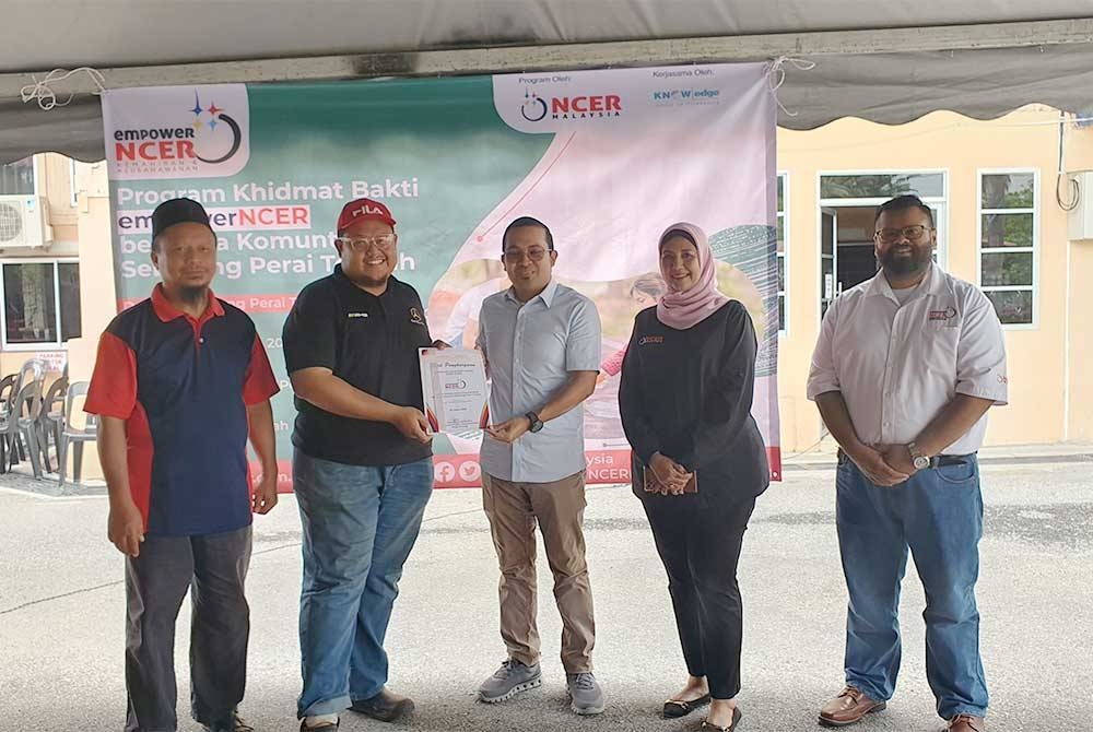 Wakil peserta menerima sijil penyertaan daripada Muhamad Syukor.