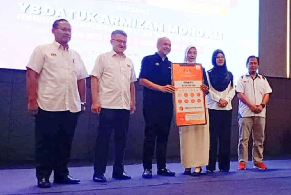 Armizan (tengah) ketika Program Outreach Sara Hidup bawah inisiatif Rintis Bantuan Tanpa Tunai Pelajar Tingkatan Enam dan Diploma Kolej Vokasional peringkat negeri Johor 2023 di sebuah hotel di Johor Bahru pada Ahad.