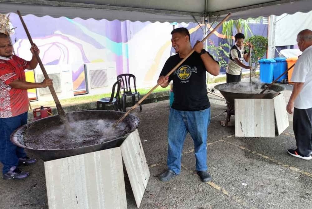 Proses mengacau bubur Asyura di pekarangan Kompleks Kumpulan Karangkraf pada Ahad.