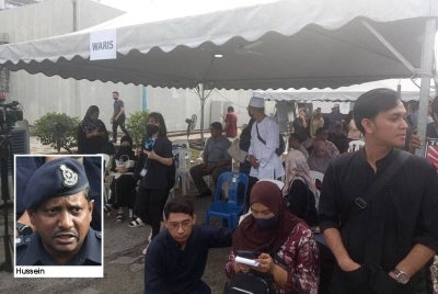 Antara waris yang hadir di Jabatan Forensik HTAR, di Klang, pada Ahad.
