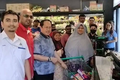 Ahmad (tiga dari kiri) melakukan tinjauan bersama penerima STR dan SARa di sebuah pasar raya di Taman Megah Pontian, pada Ahad.