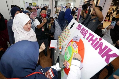 Fadhlina melawat reruai pameran pada perasmian Karnival Outreach Inklusif dan Kebolehanpasaran (KOIKJ) Madani Murid Berkeperluan Pendidikan Khas Negeri Johor Tahun 2023 di Aeon Mall Bandar Dato Onn hari ini. - Foto Bernama