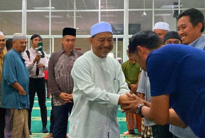 Mohd Nassuruddin bersalaman dengan orang ramai semasa hadir menyampaikan bantuan kepada mangsa ribut di Masjid Al-Fattah, Mukim Kota di Kota Bharu pada Ahad.