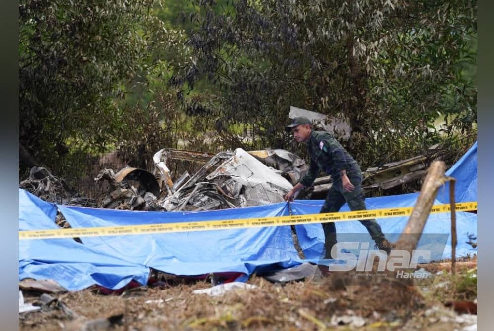 Sebahagian serpihan pesawat Beechcraft Model 390 (Premier 1) di lokasi kejadian.