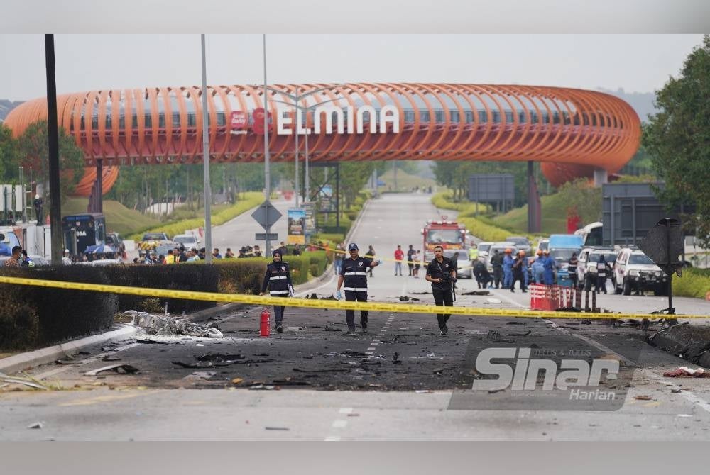 Operasi mencari komponen pesawat dan cebisan mangsa yang mungkin masih tertinggal di lokasi pesawat terhempas di Elmina, Seksyen U16, Shah Alam.