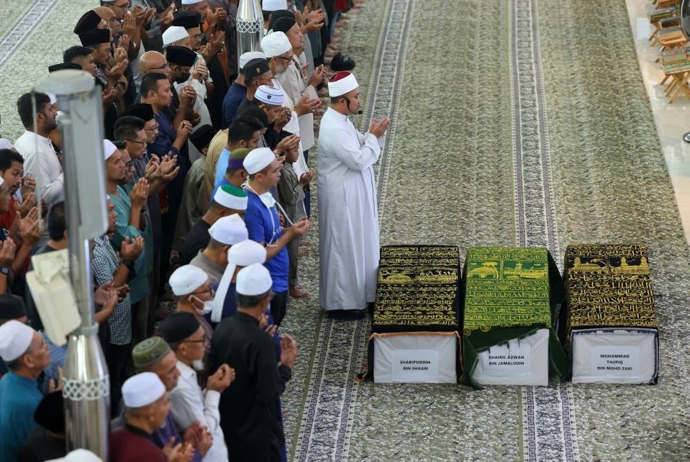 Jenazah mangsa nahas pesawat terhempas, Allahyarham Sharipuddin Shaari, 53, Mohammad Taufiq Mohd Zaki,37 dan Khairil Azwan Jamaludin, 43, disolatkan di Masjid Jamek Ar-Rahimiah pada Ahad. - Foto Bernama