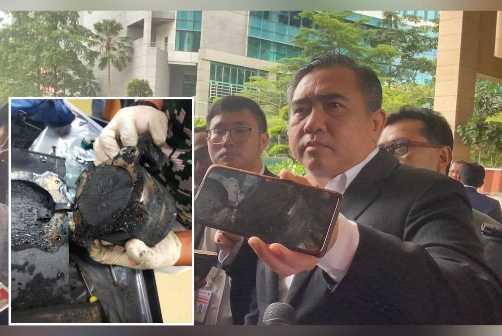 Anthony menunjukkan keadaan CVR yang hangus terbakar.