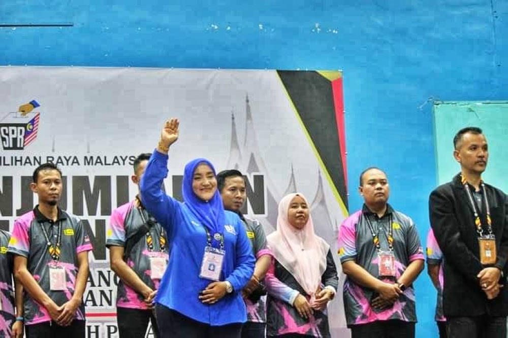 Bibi Sharliza (depan) mempertahankan DUN Juasseh pada PRN lalu. - Foto Bibi Sharliza