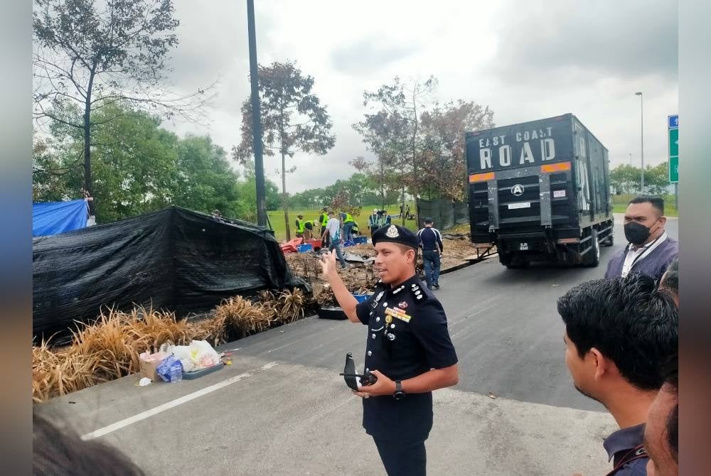 Mohd Iqbal menunjukkan lokasi siasatan dan kerja-kerja pengumpulan sisa nahas pesawat.