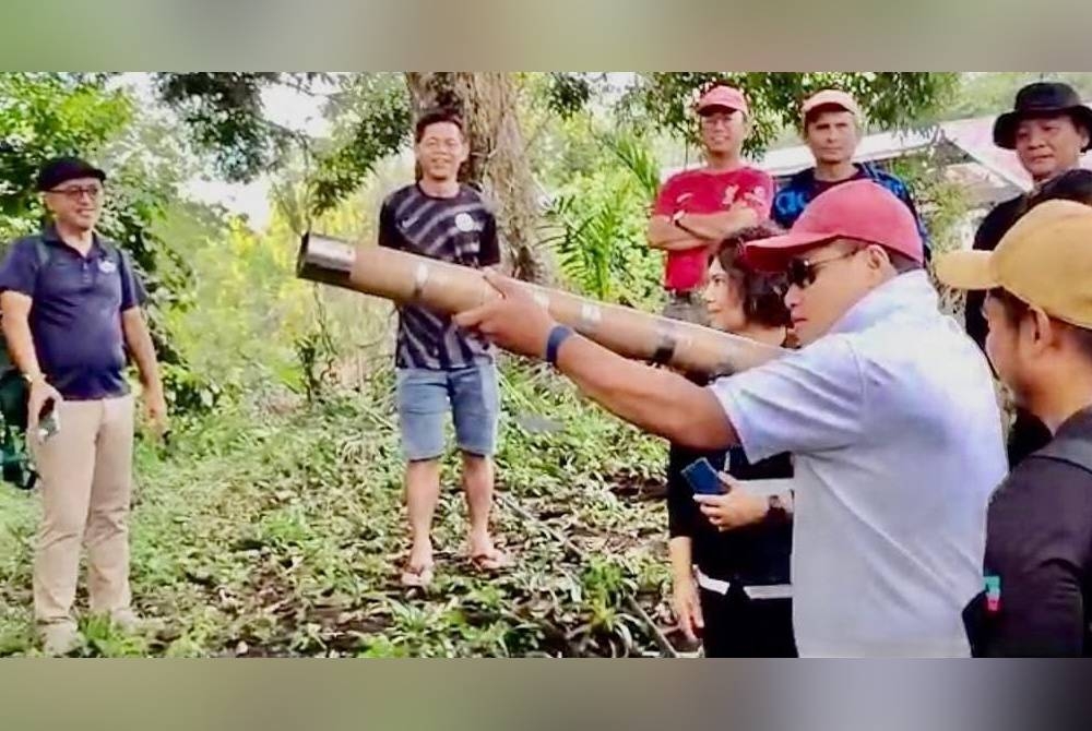 Masiung cuba meletupkan ladum selepas mendengar taklimat penubuhan komuniti Aki Keramuk di Kampung Keramuak, Tongod.
