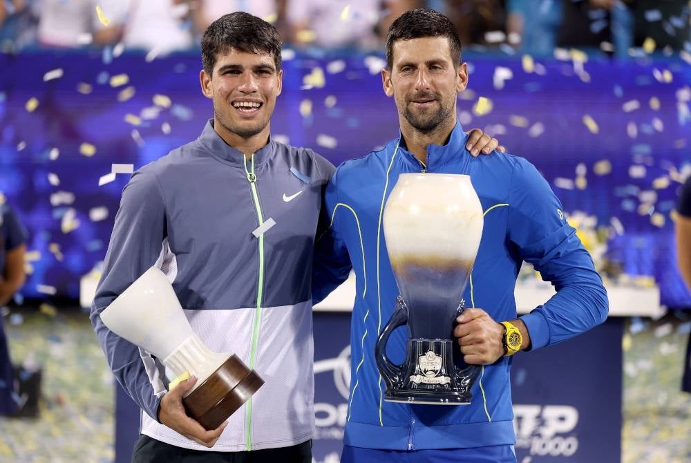 Alcaraz (kiri) dan Djokovic selepas Terbuka Cincinnati. - Foto AFP