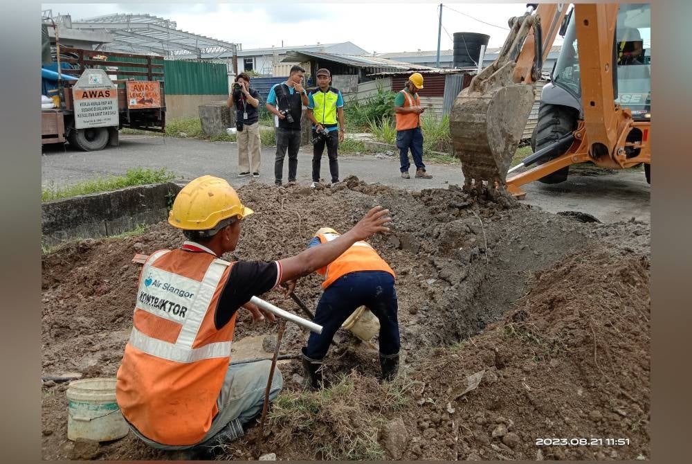Pemeriksaan di lokasi serbuan melibatkan sebuah tapak pembinaan mendapati terdapat sambungan air secara haram.