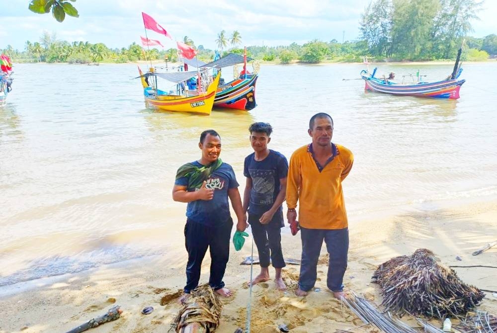 Tiga nelayan yang dikhuatiri hilang berjaya ditemui di Belawan, Tak Bai di Thailand pada jam 2.32 petang yang terletak 10km dari perairan Malaysia pada Isnin.