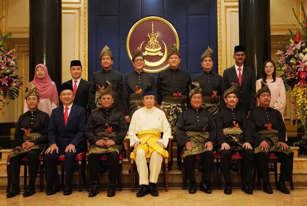 Sultan Sharafuddin berkenan bergambar bersama Menteri Besar Selangor, Datuk Amirudin Shari dan barisan Ahli Majlis Mesyuarat Kerajaan Negeri Selangor pada Istiadat Angkat Sumpah Jawatan Dan Ikrar Aku Janji Serta Pengurniaan Watikah Pelantikan Yang Amat Berhormat Dato' Menteri Besar Selangor dan Yang Berhormat Ahli Majlis Mesyuarat Kerajaan Negeri Selangor yang diadakan di Istana Alam Shah, Klang. - Foto Sinar Harian ROSLI TALIB