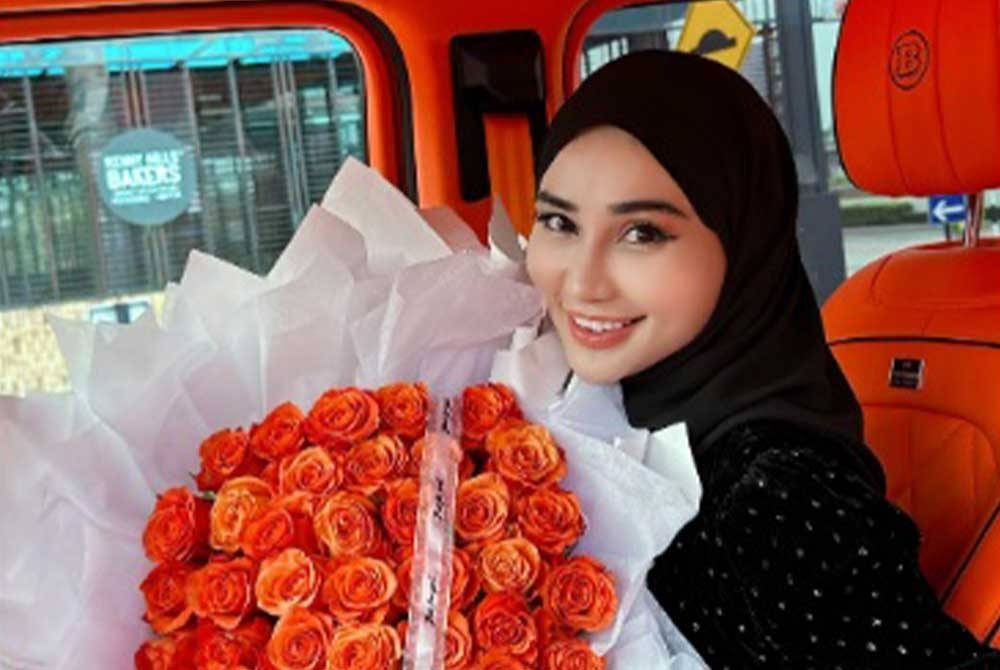 Wawa menerima hadiah terlewat dari Aeril.