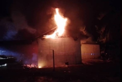 Tiga buah kedai sederet musnah dijilat api dalam kejadian kebakaran di Kampung Sungai Dulang, Sungai Sumun, Hutan Melintang pada Ahad. - Foto Awani