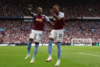 Bailey (kiri) meraikan jaringannya bersama Diaby ketika menentang Everton. - Foto AFP