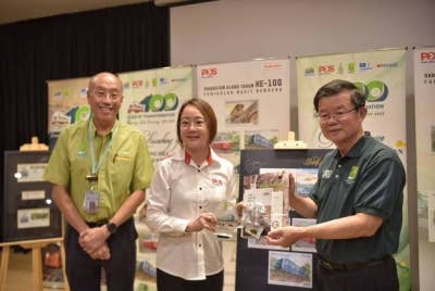 Kon Yeow (kanan) dan Fiona Liao menunjukkan setem khas yang dikeluarkan sempena sambutan ulang tahun ke-100 Bukit Bendera.