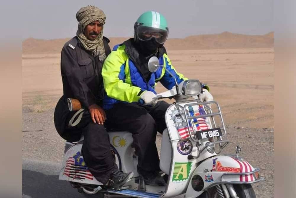 Rahmat (dua,kiri) menunggang Vespa tua ketika mengembara ke Tanah Suci Mekah.