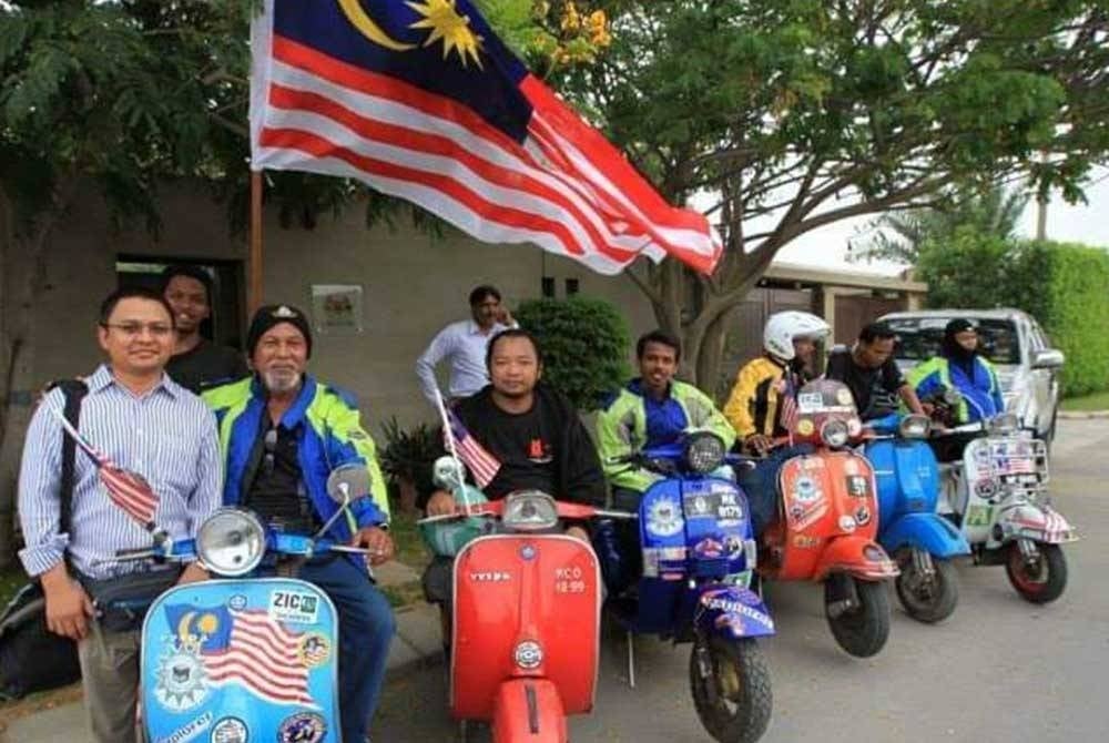 Rahmat (dua,kiri) bersama ahli
Samudra Vespa Club.