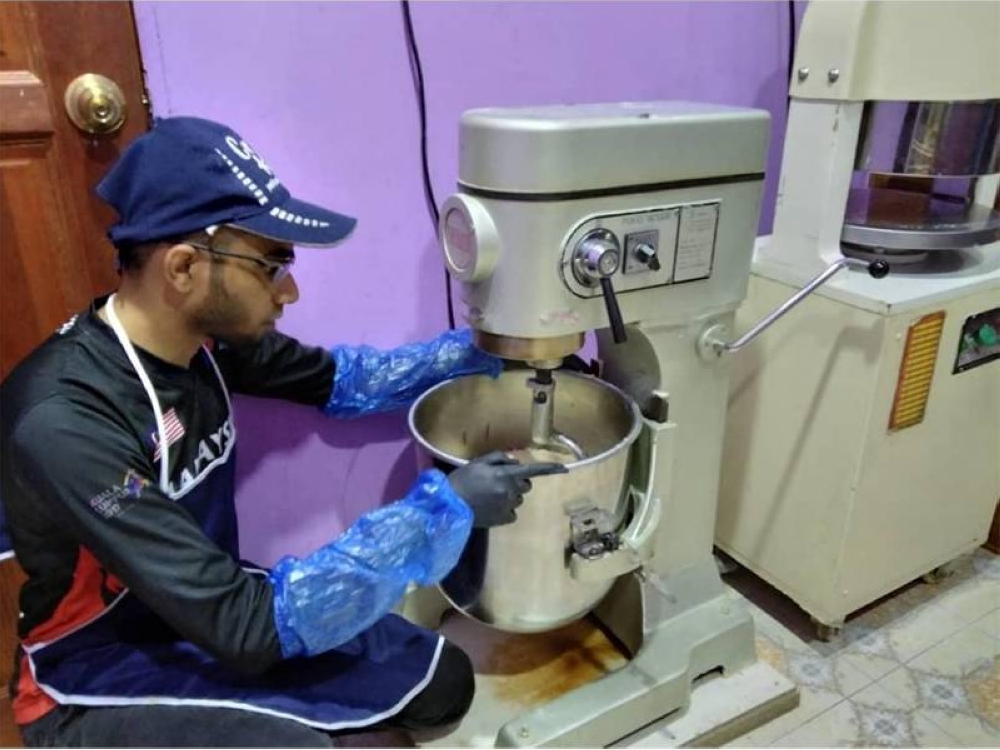 Khairul sedang menyediakan doh roti canai sejuk beku yang diusahakan sejak lima tahun yang lalu.