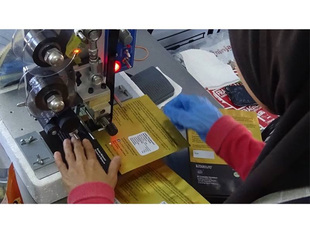 Proses penyediaan dan pembungkusan kerepek rumpai laut kaedah kunci zip aluminium foil yang boleh bertahan selama setahun.