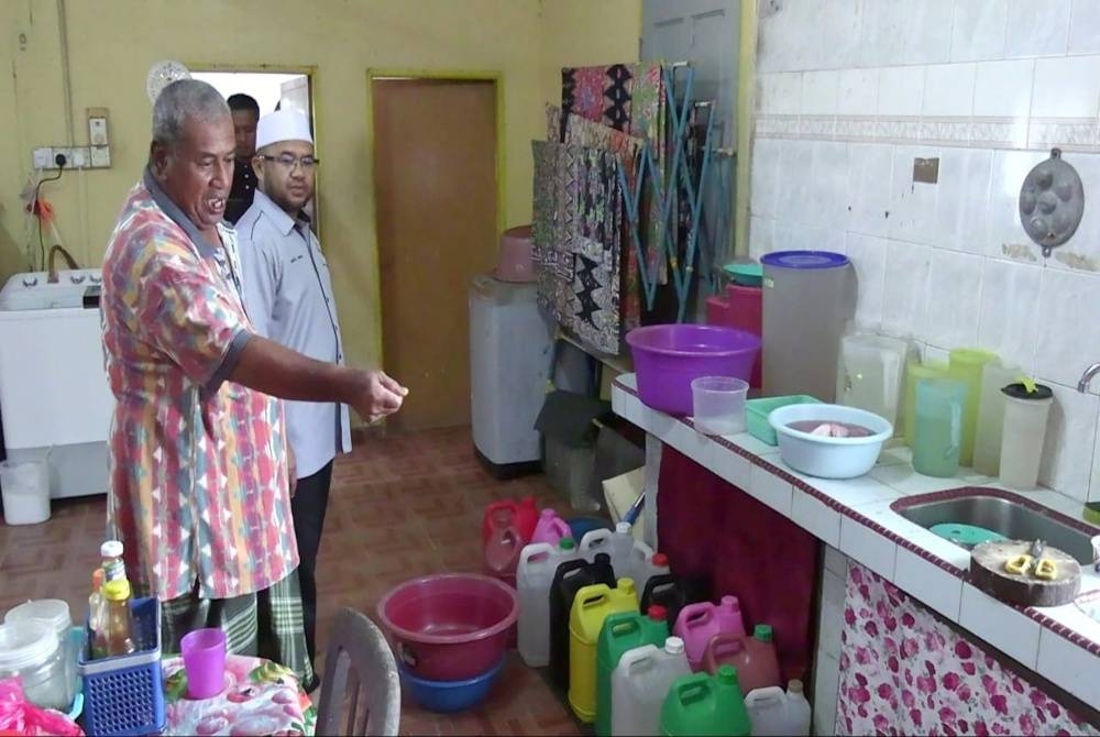 
Ampandi menunjukkan tong yang digunakan untuk menyimpan air sejak setahun lalu.