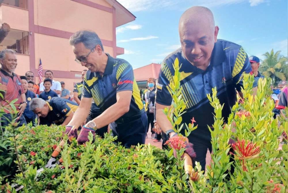 Khairudin (kanan) bersama Mohamad Fauzi ketika menyertai Program Gotong-Royong Madani Peringkat Negeri Perak di SK Seri Klebang dekat Ipoh pada Selasa.