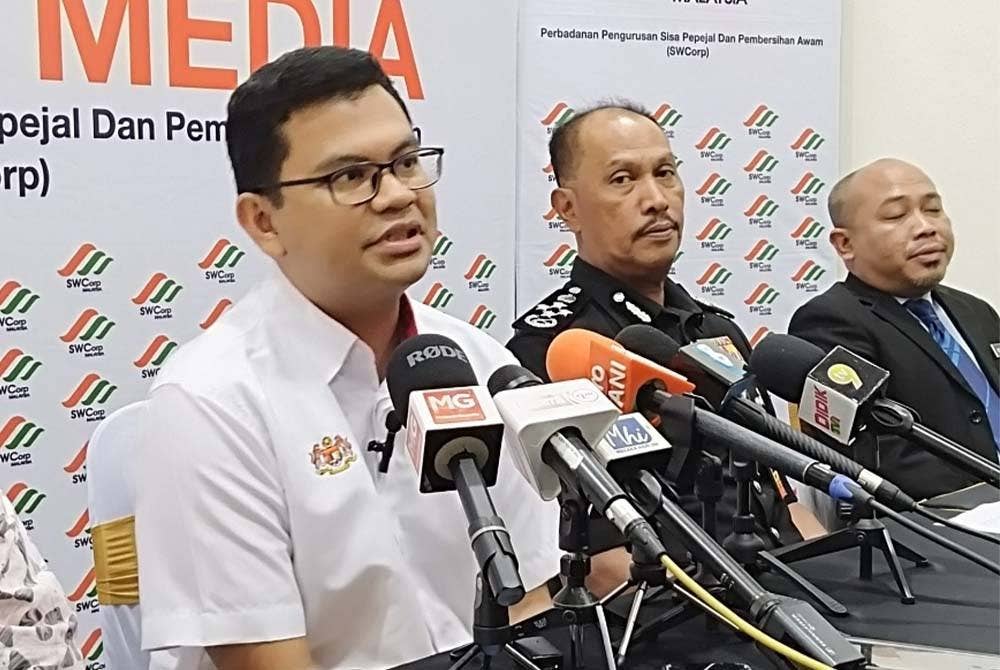 Akmal Nasrullah ketika sidang akhbar selepas merasmikan Program Sinar Di Sebalik Tirai Besi Inisiatif Pensijilan Kemahiran Malaysia Bidang Pengurusan Sisa Pepejal dan Pembersihan Awam di Penjara Sungai Udang pada Selasa.