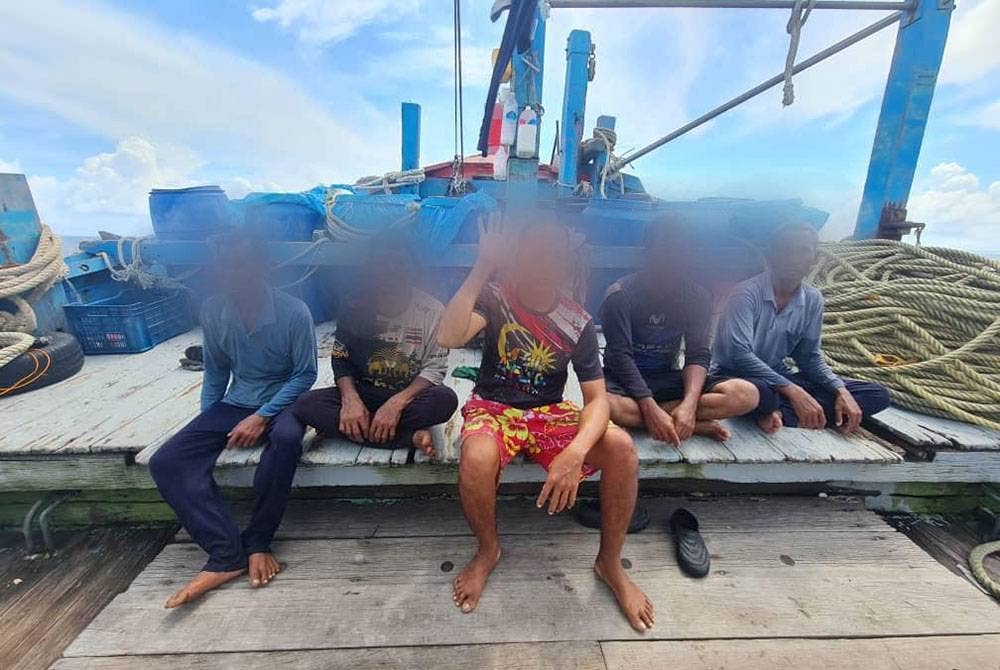 Lima nelayan warga Myanmar yang ditahan kerana pelbagai kesalahan.