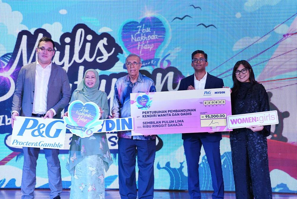 Pengarah Eksekutif Mydin Mohamed Holding Berhad (Mydin), Datuk Murad Ali Mydin (tengah) dan Pengurus Serantau, P&G Malaysia dan Singapura, Nantha Kumaran Kalimuthu (dua dari kanan) menyampaikan sumbangan kepada Pengarah Eksekutif Women:girls, Izza Izelan (kanan) pada Majlis Penutupan Ibu Nakhoda Hidup 2023 di Mydin Subang Jaya pada Selasa. Foto Sinar Harian / MOHD HALIM ABDUL WAHID