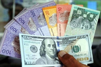 Pada 9 pagi, mata wang tempatan susut sedikit kepada paras 4.6470/6530 berbanding dolar AS daripada 4.6465/6510 pada penutup Isnin. Foto hiasan