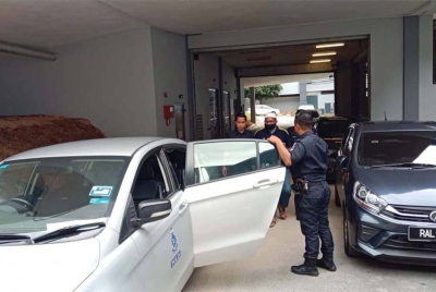 Tertuduh (dua dari kiri) diiringi anggota polis sebaik selesai keputusan kes pada Selasa.