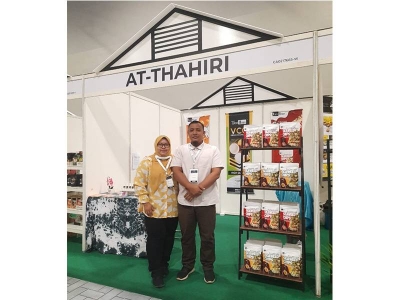 Salah seorang usahawan yang menerima bantuan TUBF, Muhammmad Zulkhairi Zulkefli dan isterinya Norhatini Zakaria di reruai ekspo bagi memperkenalkan produk mereka.