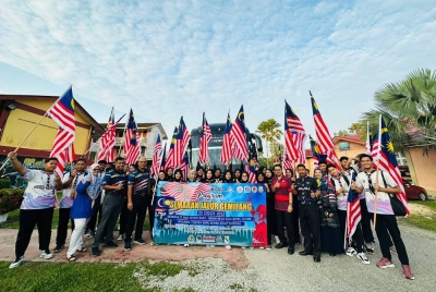 Hanizan (enam dari kanan) bergambar bersama pelajar Semester Satu Pra Universiti sesi 2024 SMK Cheneh Baru di hadapan SMK Cheneh Baru.