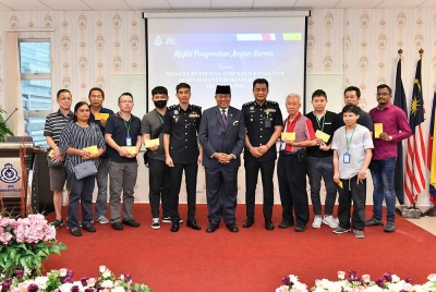 Sumbangan itu diserahkan oleh Setiausaha Sulit Kanan kepada Yang di-Pertuan Agong, Datuk Nazim Mohd Alim dalam majlis yang diadakan di Ibu Pejabat Polis Daerah Brickfields hari ini. - Foto Facebook Istana Negara