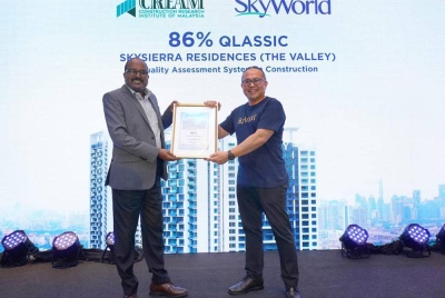 Ramuseren (kiri) menyampaikan sijil QLASSIC kepada Chee Seng.